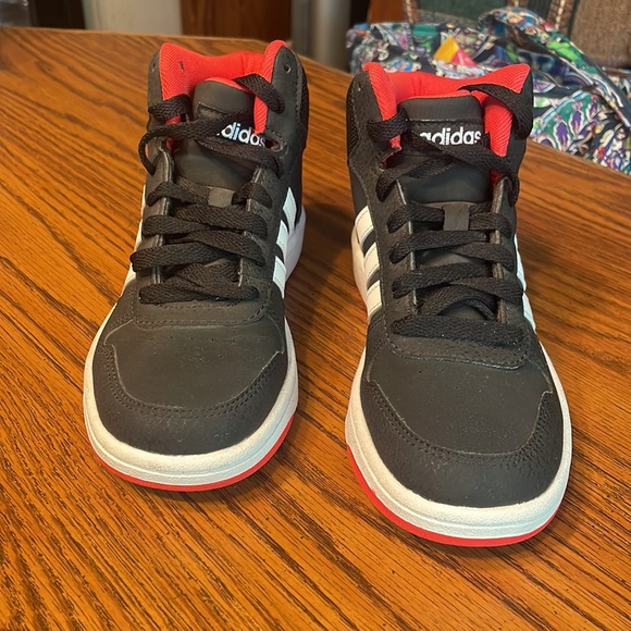 Adidas hoop, 2.0 med for kids, size 1.5, preowned, worn twice. - Picture 2 of 9